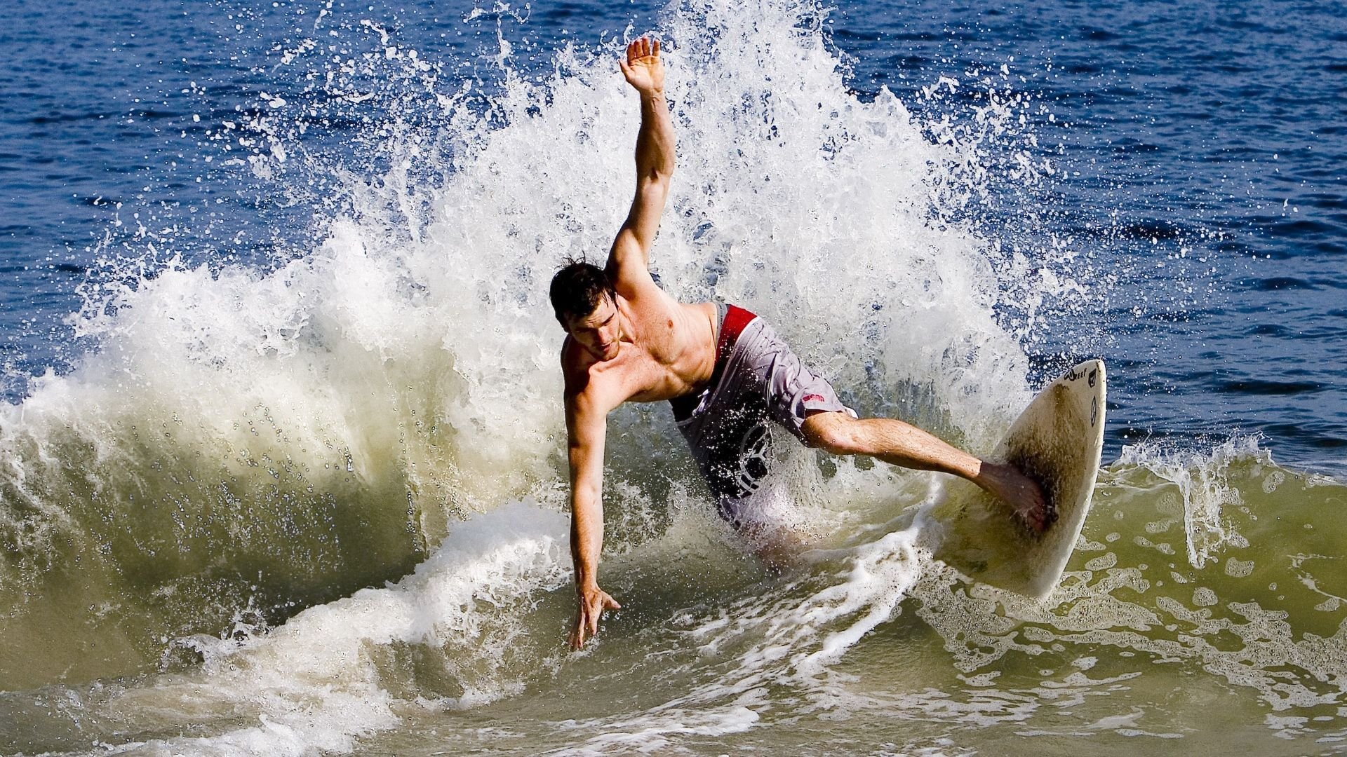滑板街头文化展点燃城市运动热情，街头滑板场地